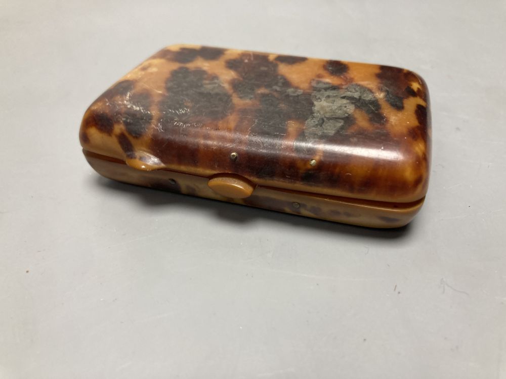 A Carrol Boyes pewter dish, a Russian papier mache snuff box, etc. (5)